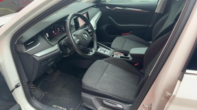 Skoda OCTAVIA Combi 1.0 e-TSI Business Edition Plus AUTOMAAT / TREKHAAK / FULL LED / STOELVERW / KEYLESS / CAMERA / CARPLAY / NL-AUTO