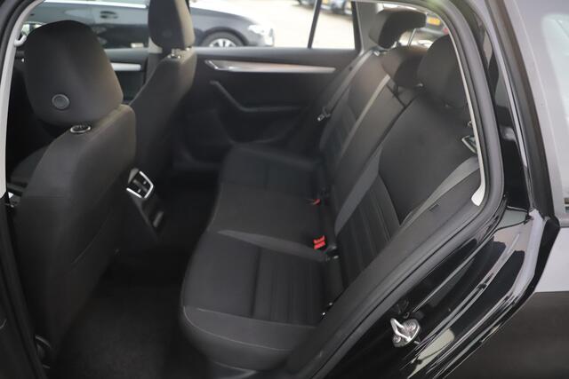 Skoda OCTAVIA Combi 1.0 TSI Greentech Business Edition NAP Trekhaak LMV Navigatie Carplay Android Climate Cruise Control LED Parkeersensor