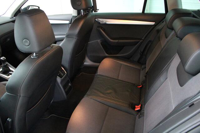 Skoda OCTAVIA Combi 1.0 TSI Greentech Business Edition Navigatie | Trekhaak | Cruise Control | Stoelverwarming