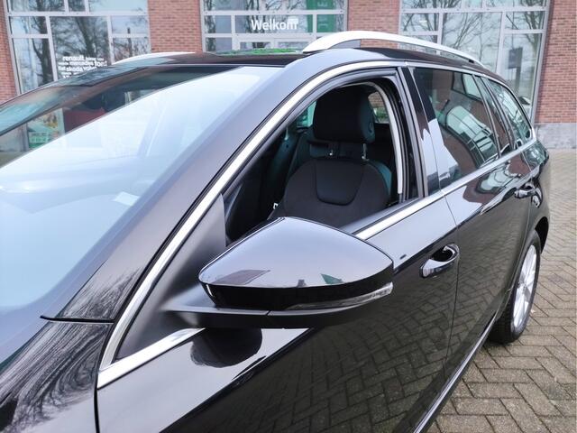 Skoda OCTAVIA Combi 1.5 TSI DSG Greentech Business Edition Afn.trekhaak - Stoelverwarming - Leder/Stof - Getinte ruiten - Chroompakket - Sportstuur