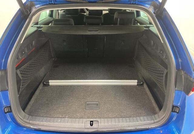 Skoda OCTAVIA Combi 1.5 TSI 150 pk First Edition Trekhaak Navi Led Matrix Stoelverwarming Adaptieve Cruise ACC Carplay PDC v+a Chroom Rails Extra Getint Glas NL Auto