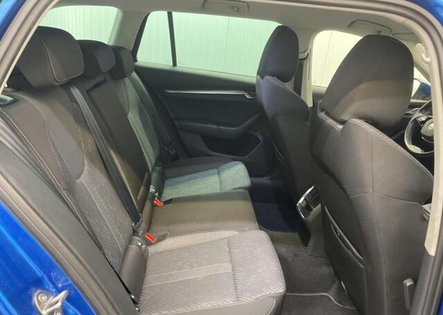 Skoda OCTAVIA Combi 1.5 TSI 150 pk First Edition Trekhaak Navi Led Matrix Stoelverwarming Adaptieve Cruise ACC Carplay PDC v+a Chroom Rails Extra Getint Glas NL Auto