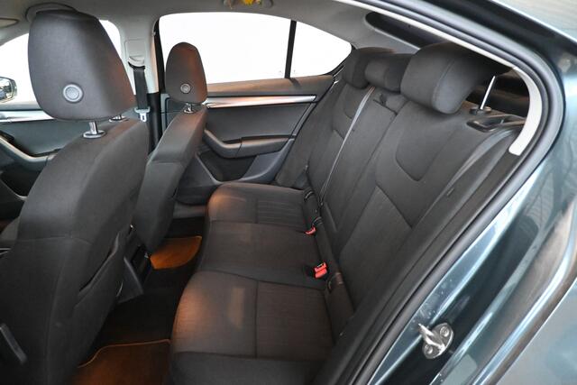 Skoda OCTAVIA 1.0 TSI Greentech Style Business Automaat Navigatie Carplay Stoelverwarming Inruil Mogelijk!