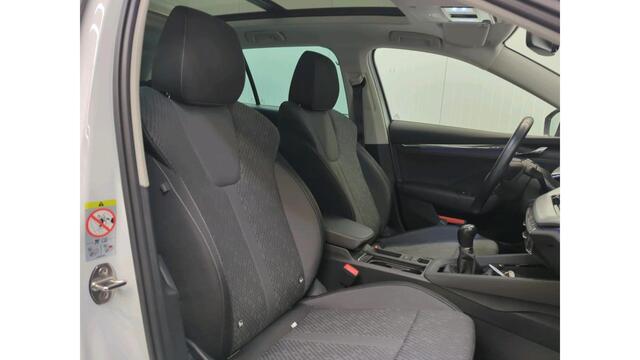 Skoda OCTAVIA Combi 1.0 TSI Business Edition Plus Panoramadak - Blindspot detectie - Adaptieve Cr.control - Led matrix koplampen