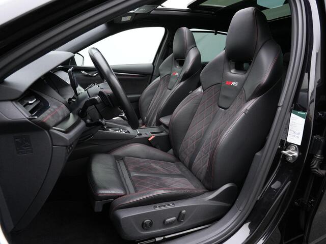 Skoda OCTAVIA Combi 1.4 TSI RS iV 245 pk DSG PHEV Business | Panoramadak | Geheugen-/massagestoelen | Canton | Head-up display | Leder/alcantara | Matrix LED