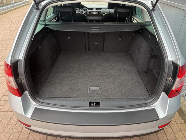 Skoda OCTAVIA Combi 1.0 TSi 115pk Business Edition LEDER/NAVI/CARPLAY/CRUISE/PDC/WINTERPACK