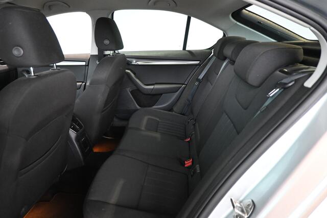 Skoda OCTAVIA 1.0 TSI Greentech Business Edition Clima Navigatie Stoelverwarming Rijklaarprijs Inruil Mogelijk!