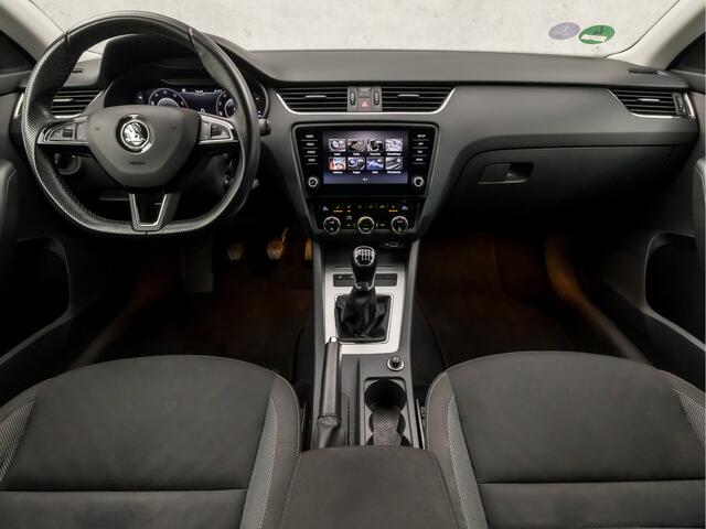 Skoda OCTAVIA Combi 1.0 TSI Sportline (DIGITAL COCKPIT, APPLE CARPLAY, GROOT NAVI, STOELVERWARMING, CAMERA, SPORTSTOELEN, GETINT GLAS, CRUISE, LED KOPLAMPEN, NIEUWSTAAT)