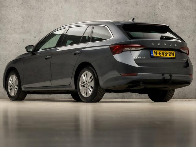 Skoda OCTAVIA Combi 1.0 TSI Sportline Automaat (VIRTUAL COCKPIT, APPLE CARPLAY, GROOT NAVI, SFEERVERLICHTING, STOELVERWARMING, CAMERA, KEYLESS, GETINT GLAS, TREKHAAK, NIEUWSTAAT)