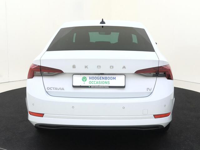 Skoda OCTAVIA 1.4 TSI iV PHEV Business Edition | Achteruitrijcamera | Stoel- en stuurwielverwarming | CarPlay | Verwarmde voorruit | Digital cockpit | Achterbank verwarmd | Cruise control |