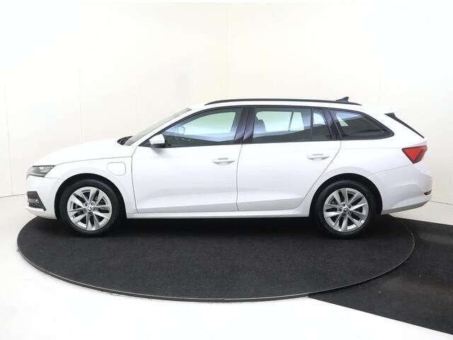 Skoda OCTAVIA Combi 1.4 TSI iV PHEV Business Edition | SoH 100% | Navigatie | Cruise control | Keyless | CarPlay | Parkeersensoren achter | Draadloze telefoonlader | Elektrisch inklapbare buitenspiegels |