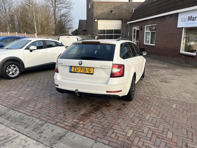 Skoda OCTAVIA Combi 1.0 TSI Greentech Sport Business TREKHAAK ZWARTE HEMEL STOELVERWARMING