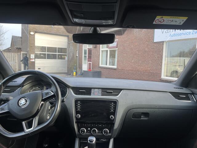 Skoda OCTAVIA Combi 1.0 TSI Greentech Sport Business TREKHAAK ZWARTE HEMEL STOELVERWARMING