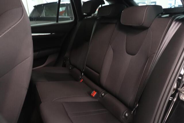 Skoda OCTAVIA Combi 1.5 e-TSI Business Edition Plus | Camera | Stuur & stoelverwarming | Trekhaak | AppleCarplay AndroidAuto | Climate control |