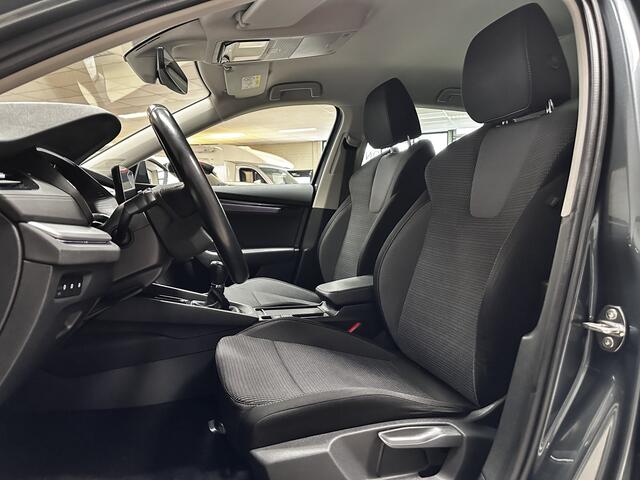 Skoda OCTAVIA Combi 1.0 TSI Business Edition/ Virtual Dash./ LED Koplampen/ Keyless-GO/ Apple + Android/ Lane-Assist./ Ambient Light/ 16'' LMV/ Elek. Kofferklep/ Navi/ Clima/ Cruise/ Bluetooth/ Multi. LEDER. Stuur/ Mistl./ PDC V+A/ Extra