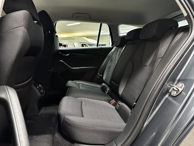 Skoda OCTAVIA Combi 1.0 TSI Business Edition/ Virtual Dash./ LED Koplampen/ Keyless-GO/ Apple + Android/ Lane-Assist./ Ambient Light/ 16'' LMV/ Elek. Kofferklep/ Navi/ Clima/ Cruise/ Bluetooth/ Multi. LEDER. Stuur/ Mistl./ PDC V+A/ Extra