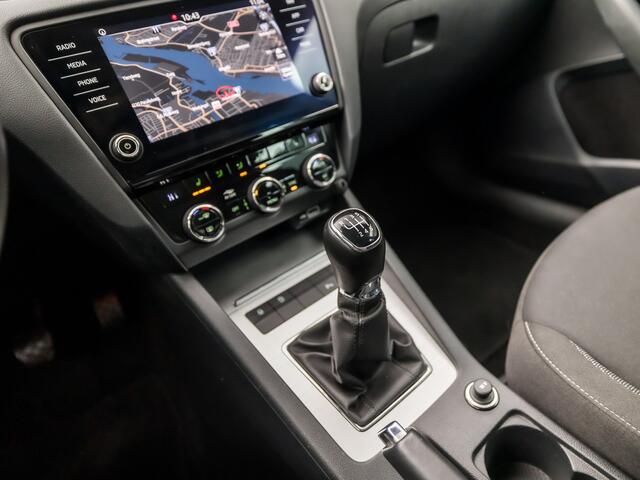 Skoda OCTAVIA 1.0 TSI Sport (APPLE CARPLAY, GROOT NAVI, CLIMATE, STOELVERWARMING, SPORTSTOELEN, GETINT GLAS, CRUISE, TREKHAAK, NIEUWSTAAT)