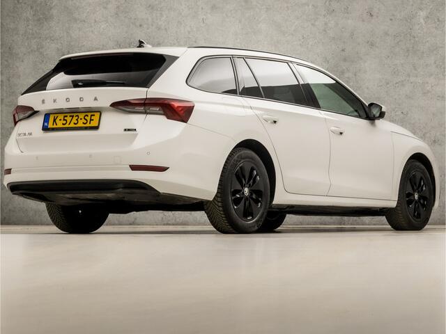 Skoda OCTAVIA Combi 1.0 e-TSI Sportline Automaat (VIRTUAL COCKPIT, APPLE CARPLAY, GROOT NAVI, GETINT GLAS, SPORTSTOELEN, PARKEERSENSOREN, KEYLESS, CRUISE, NIEUWSTAAT)