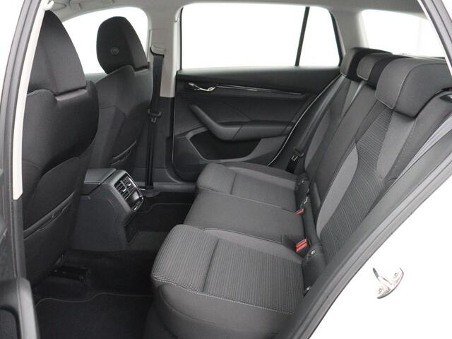 Skoda OCTAVIA 1.0 e-TSI Business Edition | 61.800km NAP | Camera | Carplay | Navigatie | Full LED | Parkeerhulp | Digital Cockpit | Cruise control