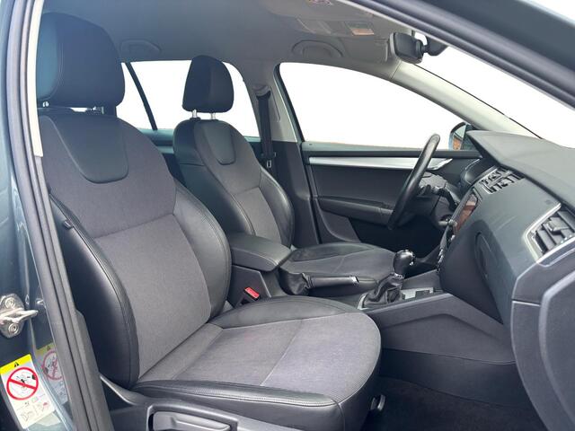 Skoda OCTAVIA Combi TSI DSG Business ? LED ? Carplay ? Stoelverwarming