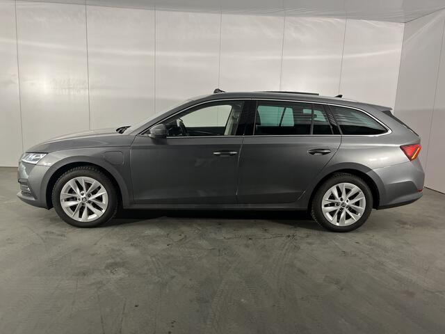 Skoda OCTAVIA Combi 1.4 TSI iV PHEV Style / AUTOMAAT/ PANO/ TREKHAAK/ STUUR+STOELVERWARM.V+A/ PARK.SENSOREN/ ELEK.KLEP/ SMARTLINK/ MEMORY SEAT/ DODEHOEK/ KEYLESS/ HEAD-UP/ NAVI/ DAB/ CLIMA/ LED/ ISOFIX/ 17'' LMV