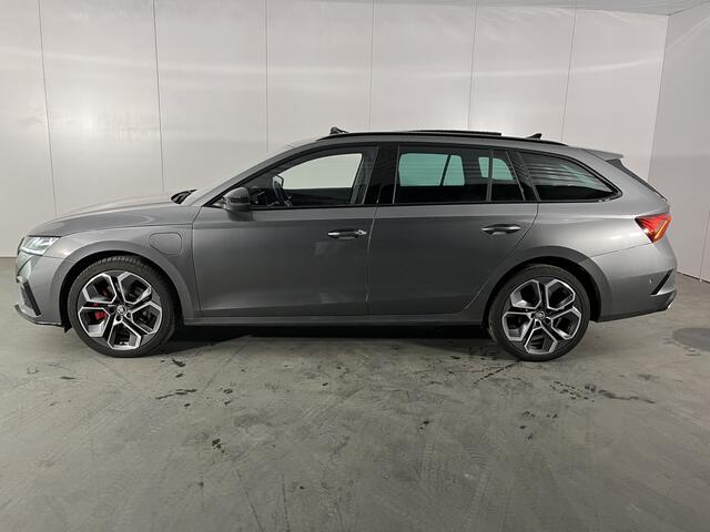 Skoda OCTAVIA Combi 1.4 TSI RS iV PHEV Business / AUTOMAAT/ 245 PK/ PANO/ TREKHAAK/ CAMERA/ PARK. SENSOREN/ HEAD UP/ CRYSTAL LIGHT./ STOELVERWARM. V & A/ DODE HOEK/ DCC/ ADAPT. CRUISE/ TRAVEL ASSIST/ SMARTLINK/ NAVI/ CLIMA/ 19" LMV