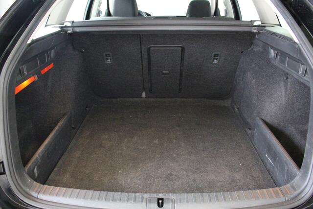 Skoda OCTAVIA Combi 1.0 e-TSI Business Edition Navigatie | Trekhaak | El. achterklep | Cruise Control | Camera