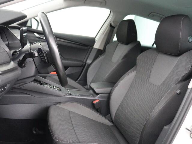 Skoda OCTAVIA 1.0 e-TSI Business Edition | Trekhaak | Carplay | Navigatie | Full LED | Parkeerhulp | Cruise control | Digital Cockpit | Climate control | Getint glas