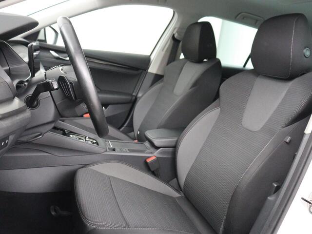 Skoda OCTAVIA 1.5 e-TSI Business Edition | Trekhaak | Carplay | Navigatie | Full LED | Parkeerhulp | Cruise control | Digital Cockpit | Climate control | Getint glas