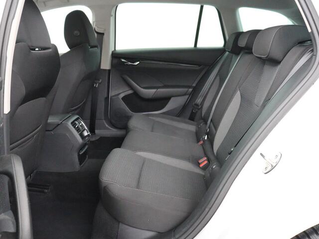 Skoda OCTAVIA 1.5 e-TSI Business Edition | Trekhaak | Carplay | Navigatie | Full LED | Parkeerhulp | Cruise control | Digital Cockpit | Climate control | Getint glas