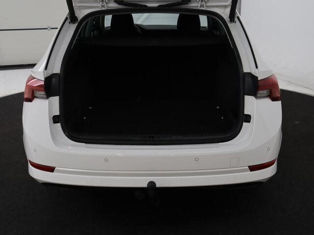 Skoda OCTAVIA 1.5 e-TSI Business Edition | Trekhaak | Carplay | Navigatie | Full LED | Parkeerhulp | Cruise control | Digital Cockpit | Climate control | Getint glas