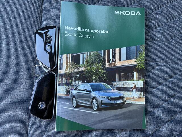 Skoda OCTAVIA Combi 1.5 TSI MHEV Sportline Business / Fabrieksgarantie t/m 12-2028 / Adaptieve Cruise Control / Navigatie / Apple Carplay/Android Auto / Achteruitrijcamera / Stoelverwarming / Sportstoelen / Elektrische achterklep /