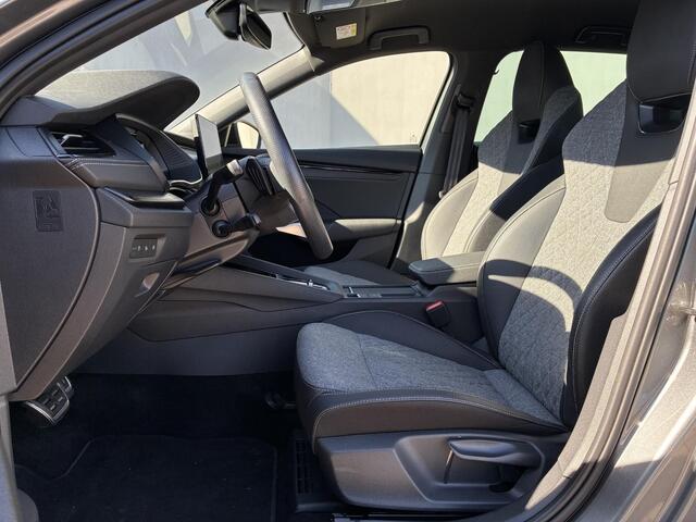 Skoda OCTAVIA Combi 1.5 TSI MHEV Sportline Business / Fabrieksgarantie t/m 12-2028 / Adaptieve Cruise Control / Navigatie / Apple Carplay/Android Auto / Achteruitrijcamera / Stoelverwarming / Sportstoelen / Elektrische achterklep /