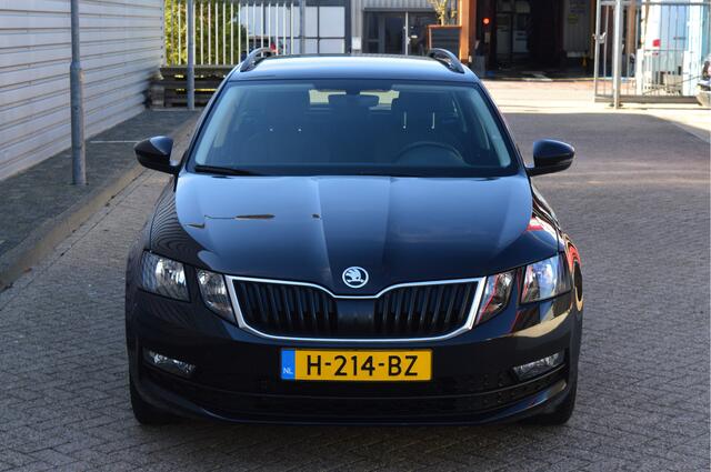 Skoda OCTAVIA Combi 1.5 TSI Greentech Business Edition O.a: Haak, PDC, Stoelverw, Clima, Navi, Carplay, Etc. All-in prijs!