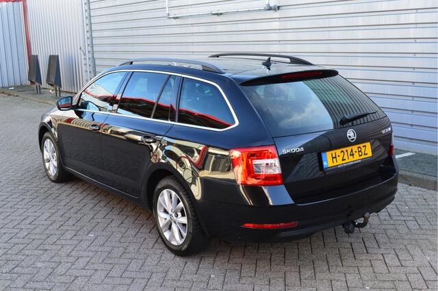 Skoda OCTAVIA Combi 1.5 TSI Greentech Business Edition O.a: Haak, PDC, Stoelverw, Clima, Navi, Carplay, Etc. All-in prijs!
