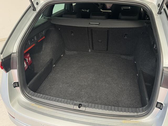 Skoda OCTAVIA Combi 1.5 e-TSI Sport Business | Navigatie | Parkeersensoren | All-Season Banden | Climate Control |