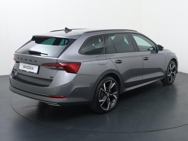 Skoda OCTAVIA Combi 1.4 TSI iV PHEV Sportline Business | 204 PK | Automaat | 19" LM velgen | Head-up display | Achteruitrijcamera | Matrix LED koplampen |