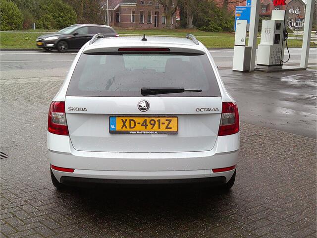 Skoda OCTAVIA Combi 1.0 TSI Greentech Ambition Business Staat in De Krim