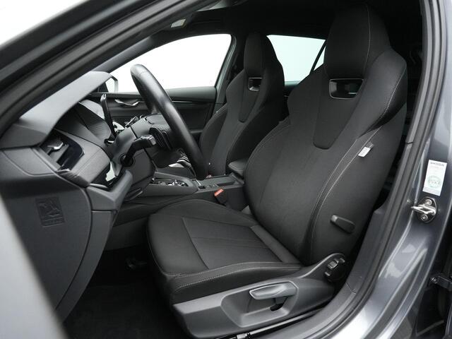 Skoda OCTAVIA 1.4 TSI 204 pk iV PHEV Sportline | Stuur-/achterbankverwarming | Parkeersensoren voor/achter | Side Assist | Keyless Entry