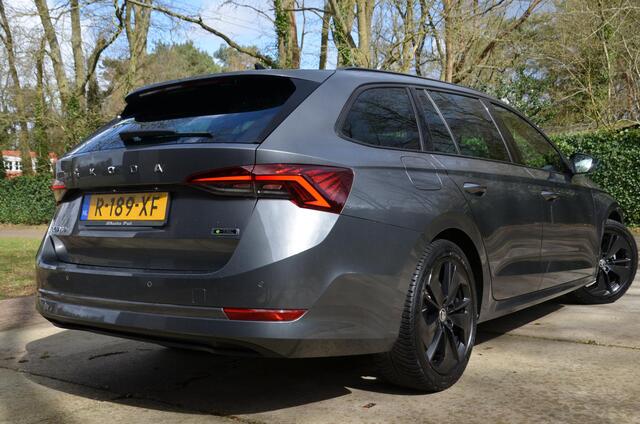 Skoda OCTAVIA Combi 1.0 e-TSI Sport Business Navi/Pdc/Ecc/Trekhaak, wegklapbaar/Cruise control adaptief/Extra getint glas/Sfeerverlichting/Volledig digitaal instrumentenpaneel