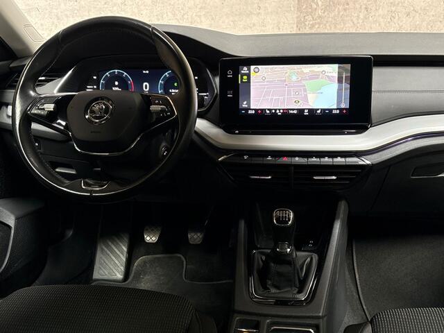 Skoda OCTAVIA Combi 1.5 TSI First Edition 150Pk (VIRTUAL COCKPIT, BLACK PACK, APPLE CARPLAY, GROOT NAVI, CAMERA, SPORTSTOELEN, GETINT GLAS, LED KOPLAMPEN, PARKEERSENSOREN, NIEUWE APK, NIEUWSTAAT)