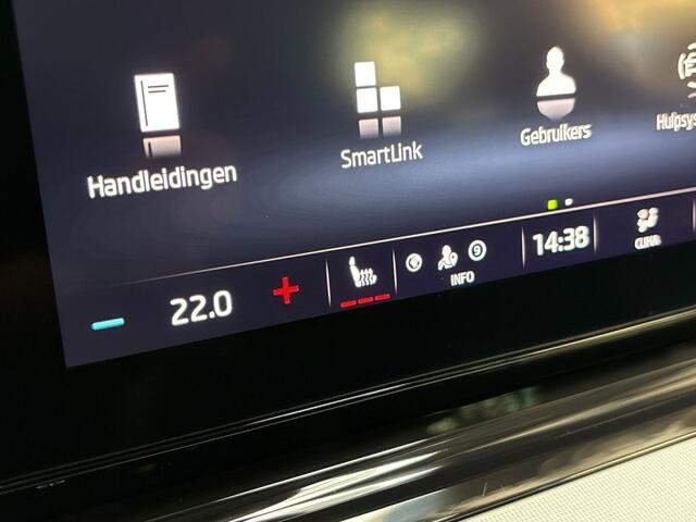Skoda OCTAVIA Combi 1.5 TSI First Edition 150Pk (VIRTUAL COCKPIT, BLACK PACK, APPLE CARPLAY, GROOT NAVI, CAMERA, SPORTSTOELEN, GETINT GLAS, LED KOPLAMPEN, PARKEERSENSOREN, NIEUWE APK, NIEUWSTAAT)