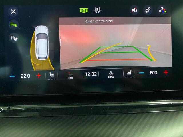 Skoda OCTAVIA Combi 1.4 TSI RS iV PHEV Business 19Inch Carbon Camera Lane-assist Kessy-Go ACC Matrix-LED kopl Verwarmd stuur