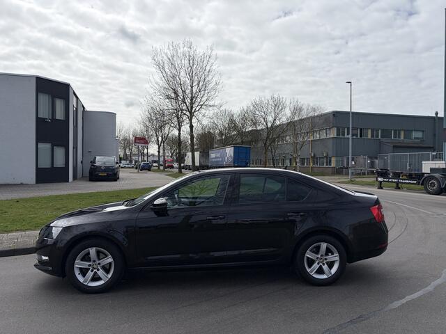 Skoda OCTAVIA 1.0 TSI Greentech Style Business Automaat DSG 116 PK. Prachtige en als nieuw rijdende auto !!!