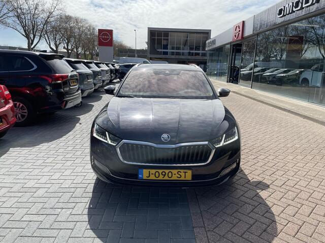 Skoda OCTAVIA Combi 1.5 TSI First Edition 150PK | Panoramadak | Dodehoekdetectie | Head-Up | Carplay/Android | Adaptieve Cruise Control | Elek. trekhaak