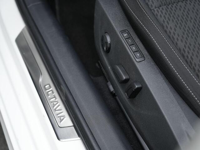 Skoda OCTAVIA Combi 1.4 TSI iV 204 pk PHEV Style | Panoramadak | Geheugenstoelen | Head-up display | Stoelverwarming | Keyless Entry | Side Assist