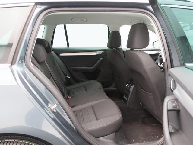 Skoda OCTAVIA Combi 1.5 TSi 150 Pk Automaat Style Business | Stoelverwarming | Trekhaak | Parkeersensoren | Climatronic | Cruise Control | Navigatie | 17 Inch