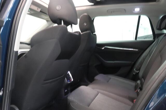 Skoda OCTAVIA Combi 1.5 e-TSI Business Edition Plus | Panoramadak | Camera | Trekhaak | AppleCarplay AndroidAuto | Adaptieve cruise |