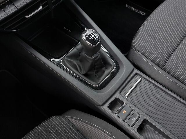 Skoda OCTAVIA Combi 1.0 TSI 110pk Ambition | Origineel NL | Navi | Apple Carplay+Android Auto | Clima | Cruise | Led Koplampen | Rijstrook+Licht+Regensensor | Pdc | 16''lm | Trekhaak