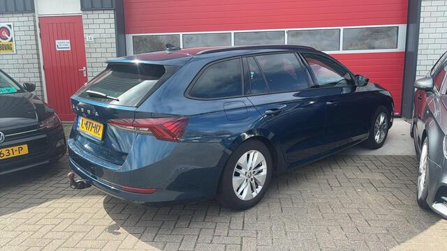 Skoda OCTAVIA Combi 1.0 e-TSI Sport Business AUTOMAAT / SFEER / FULL LED / TREKHAAK / SPORTSTOEL / NAVI / CLIMA / PDC / CARPLAY / NL-AUTO